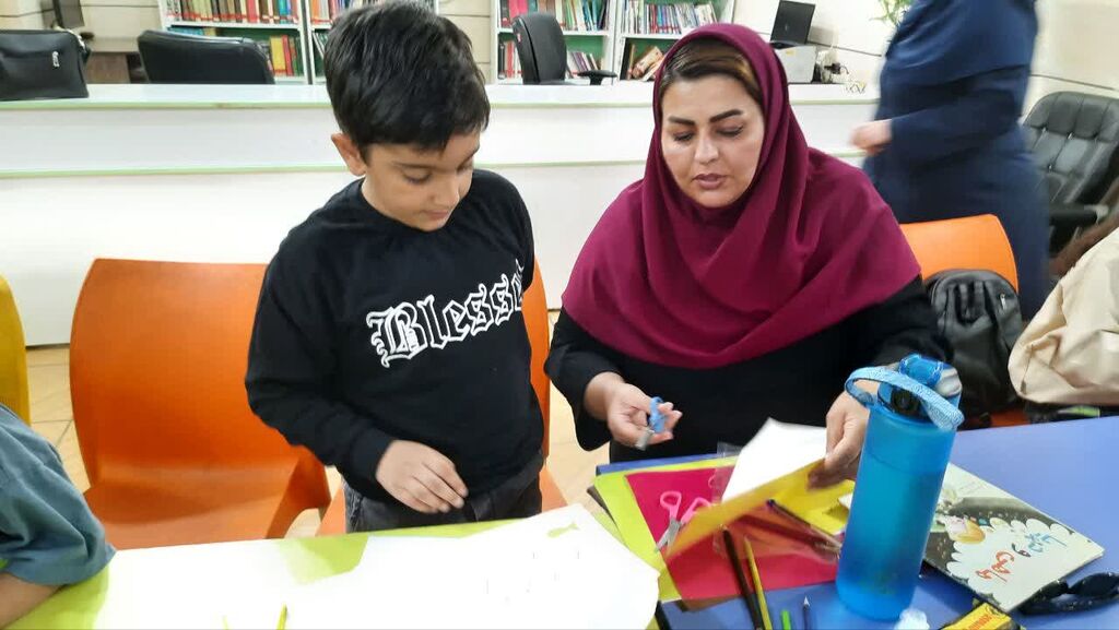 1369699-1 کارگاه «والد و کودک» کانون مسجدسلیمان به مناسبت هفته کتاب برگزار شد
