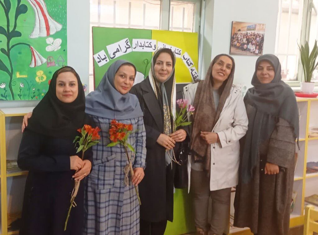 تقدیر از اعضای باشگاه کتابخوانی مادران در مرکز هشتگرد