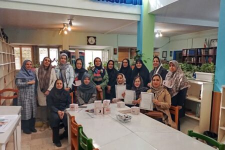 تقدیر از اعضای باشگاه کتابخوانی مادران در مرکز هشتگرد