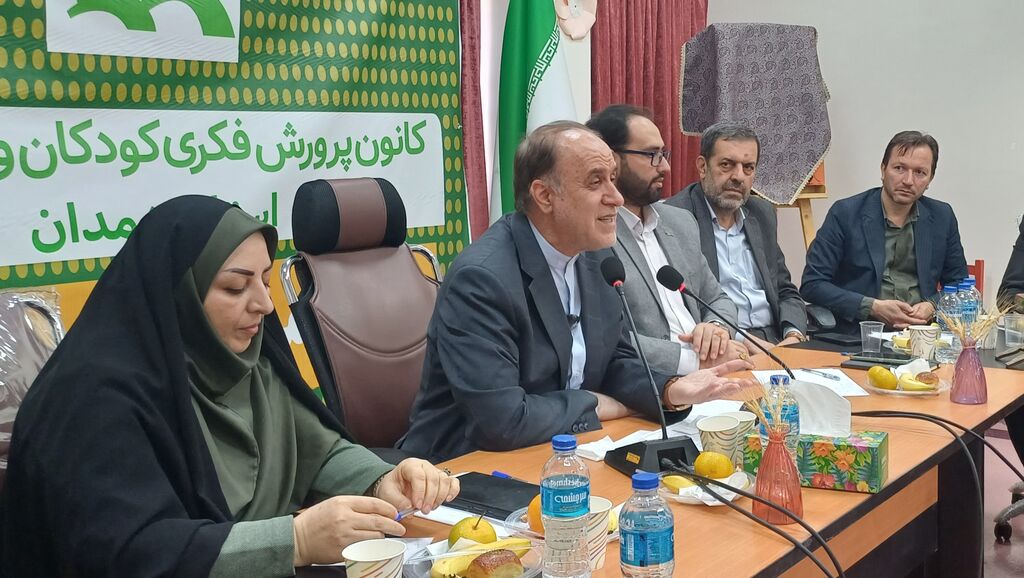 1369825-1 رونمایی از پوستر جشنواره بازیهای بومی-محلی با حضور نائب رئیس مجلس در کانون همدان