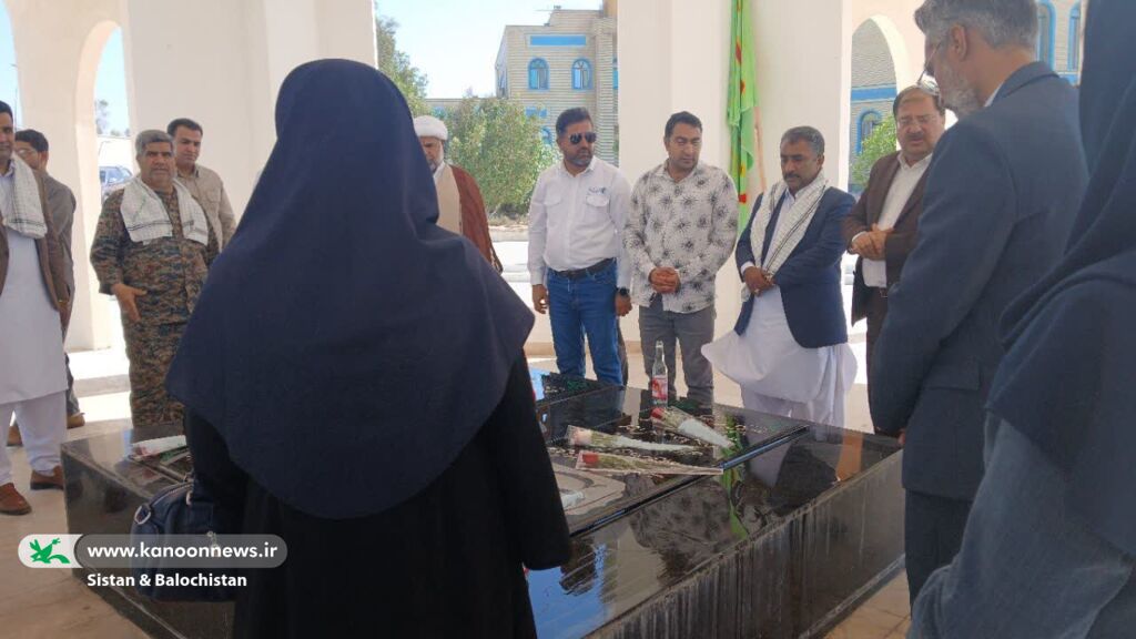 1369848-1 حضور همکاران کانون سیستان و بلوچستان در آیین عطرافشانی مزار شهدا به مناسبت هفته کتاب