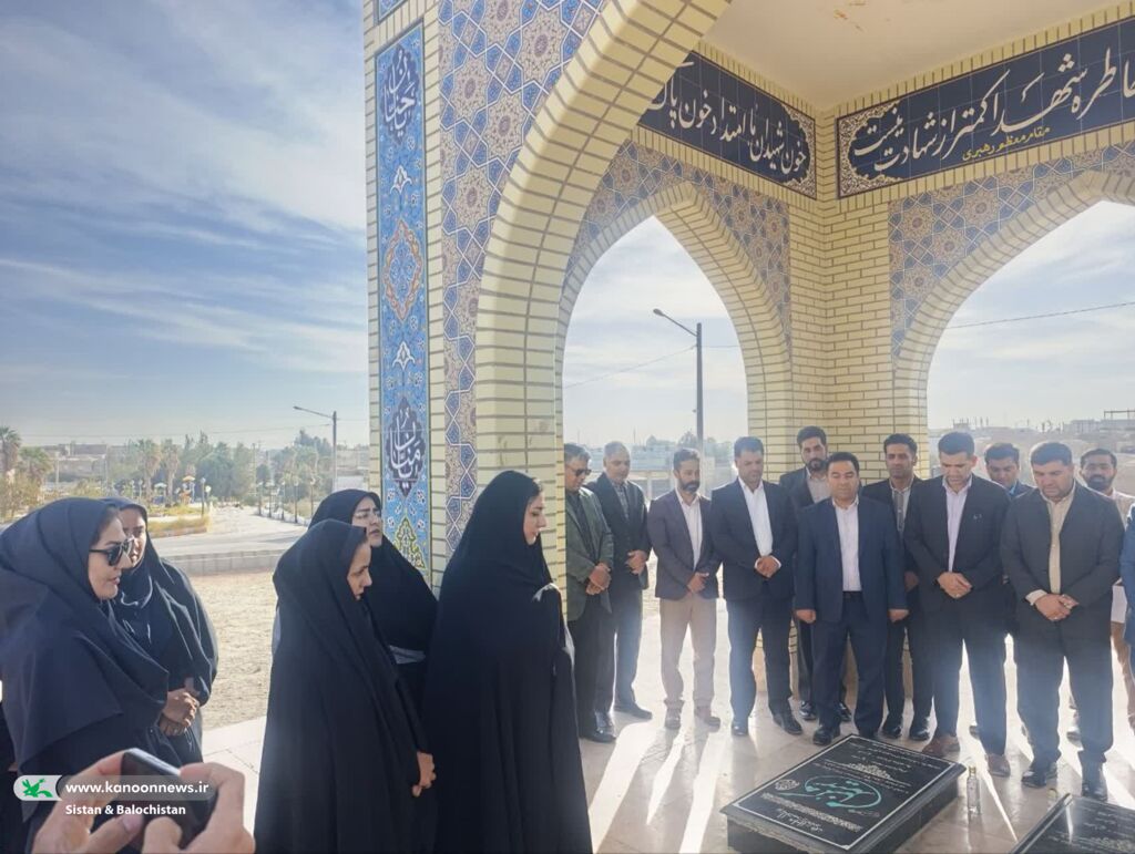 1369850-1 حضور همکاران کانون سیستان و بلوچستان در آیین عطرافشانی مزار شهدا به مناسبت هفته کتاب
