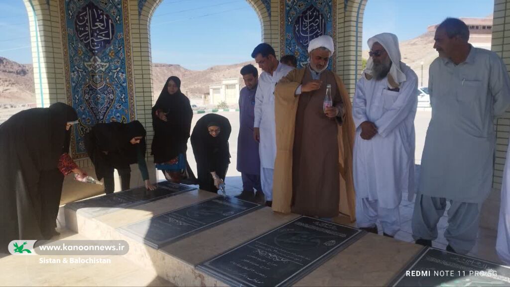 1369851-1 حضور همکاران کانون سیستان و بلوچستان در آیین عطرافشانی مزار شهدا به مناسبت هفته کتاب