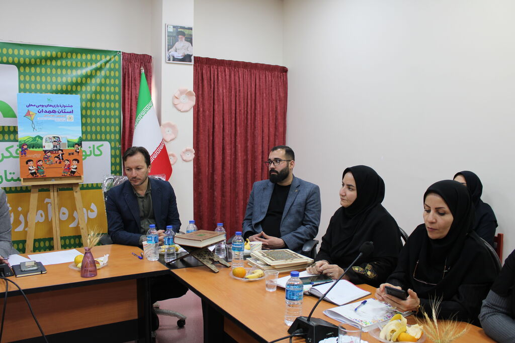 1369855-1 رونمایی از پوستر جشنواره بازیهای بومی-محلی با حضور نائب رئیس مجلس در کانون همدان