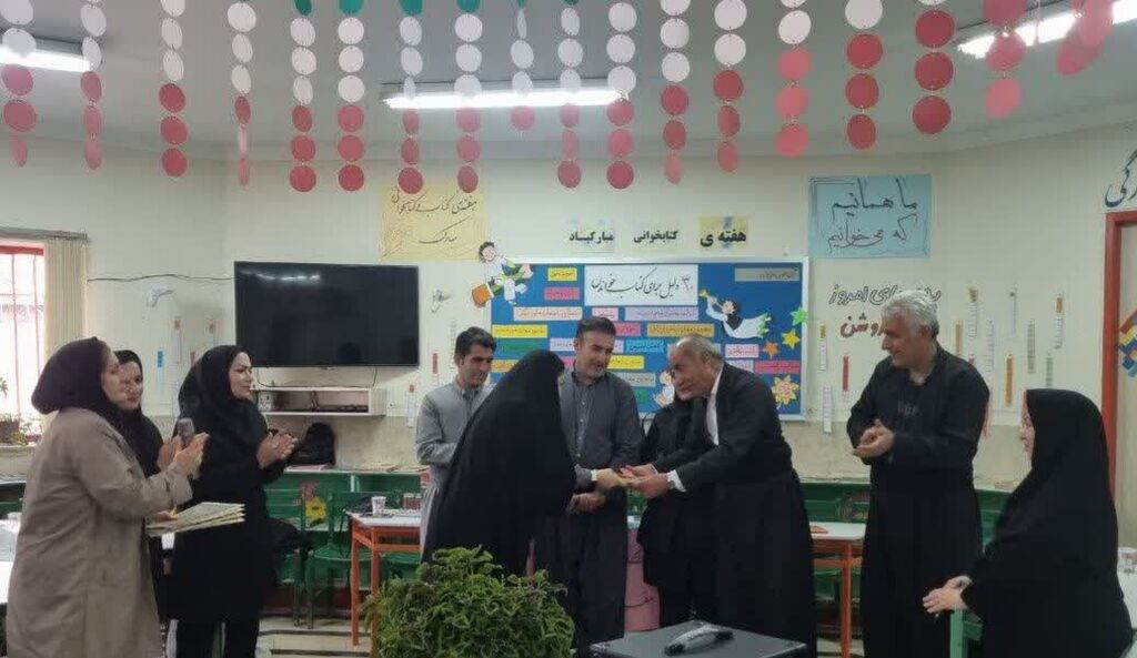 1369943-1 مرکز جوانرود میزبان "دورهمی کتاب" شد