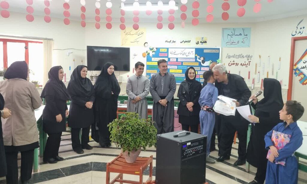 1369945-1 مرکز جوانرود میزبان "دورهمی کتاب" شد