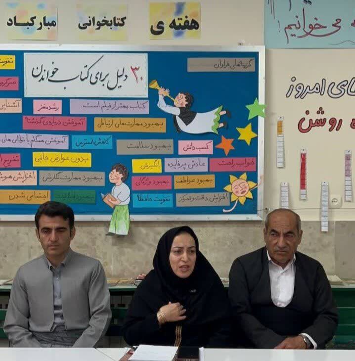 1369949-1 مرکز جوانرود میزبان "دورهمی کتاب" شد