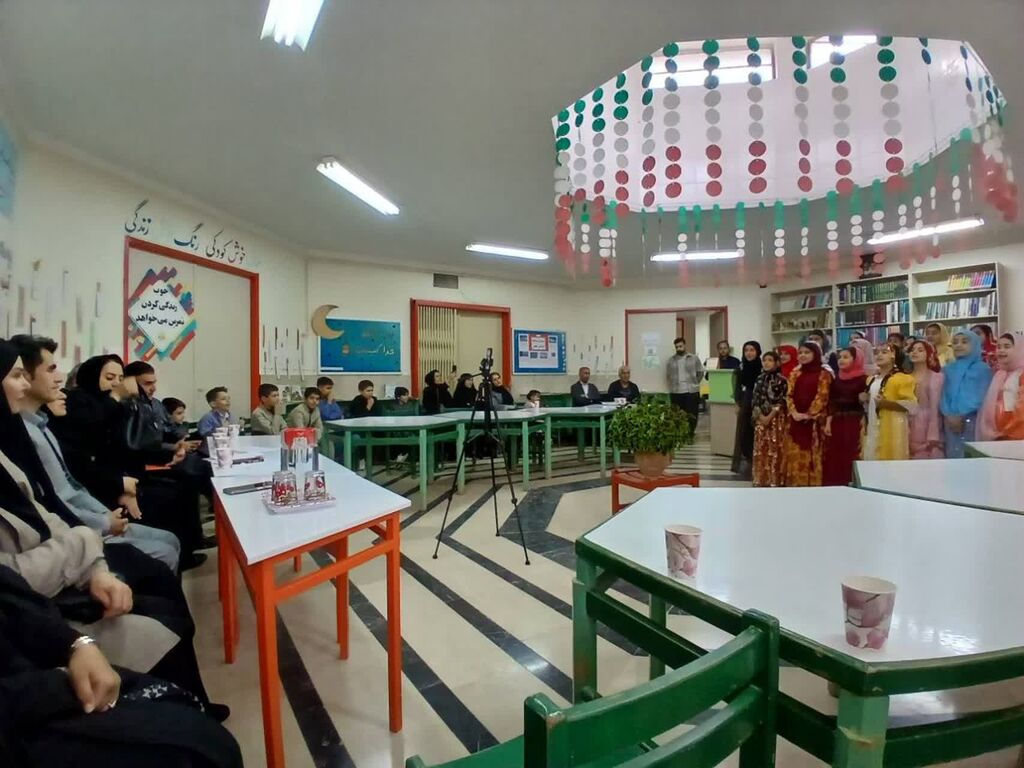 1369951-1 مرکز جوانرود میزبان "دورهمی کتاب" شد