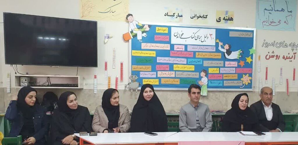 1369954-1 مرکز جوانرود میزبان "دورهمی کتاب" شد