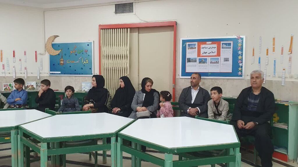 1369955-1 مرکز جوانرود میزبان "دورهمی کتاب" شد