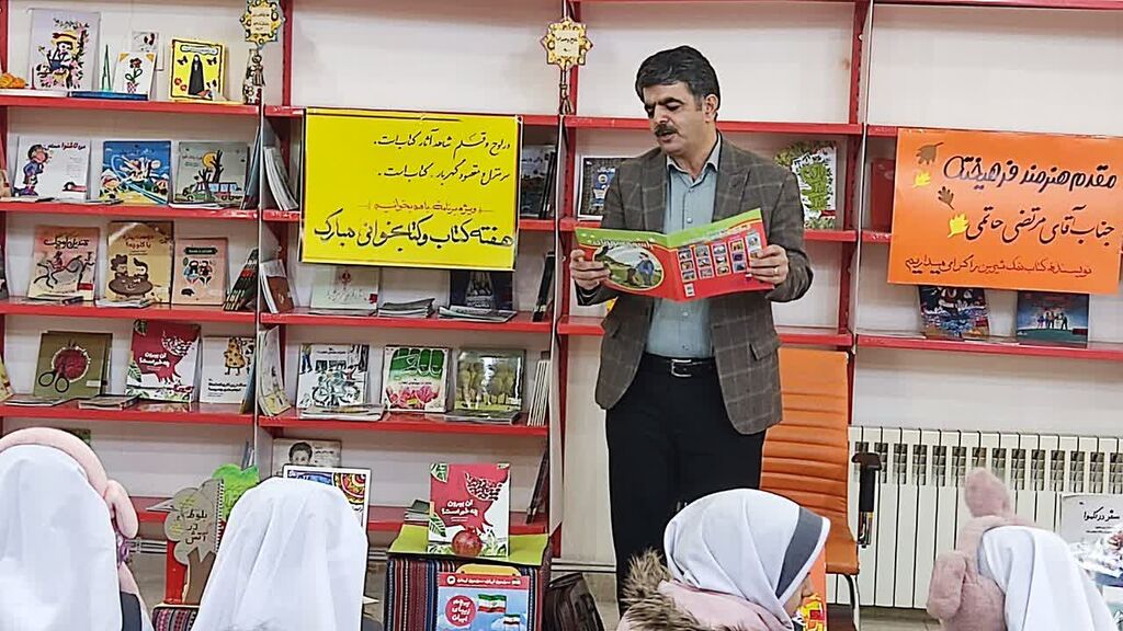 1369991-1 دانش آموزان و اعضا با «مرتضی حاتمی» نویسنده کتاب «نمک شیرین» دیدار کردند