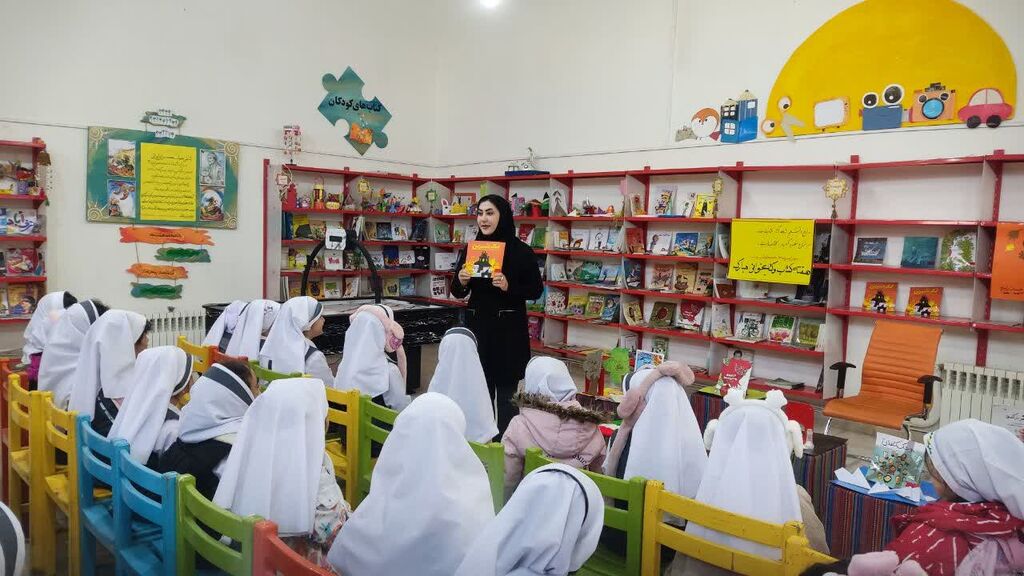 1369992-1 دانش آموزان و اعضا با «مرتضی حاتمی» نویسنده کتاب «نمک شیرین» دیدار کردند