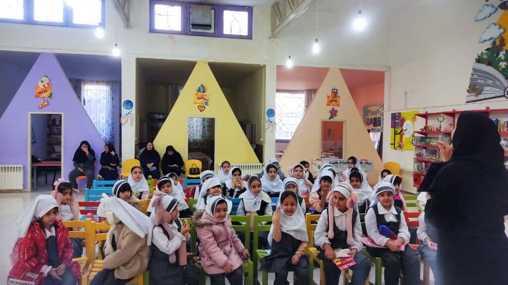 1369994-1 دانش آموزان و اعضا با «مرتضی حاتمی» نویسنده کتاب «نمک شیرین» دیدار کردند