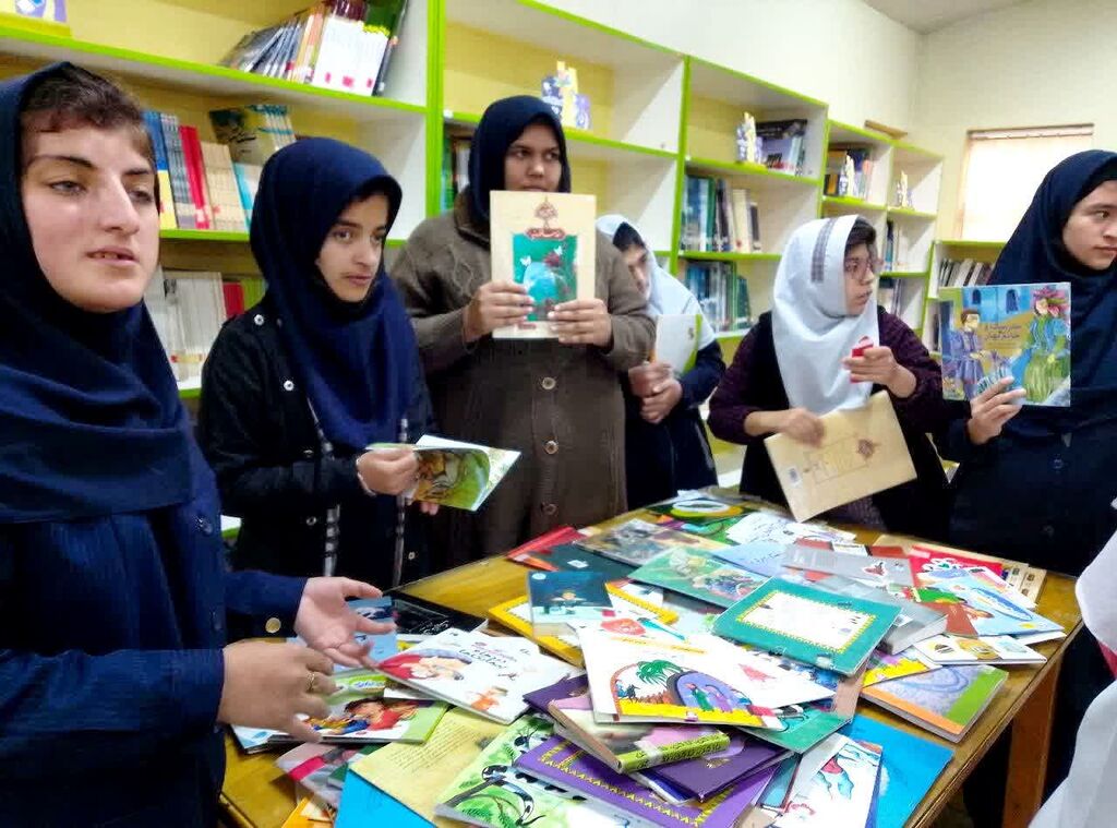 1370004-1 بازدید مدرسه استثنایی «ولایت» از مرکز فرهنگی فریمان