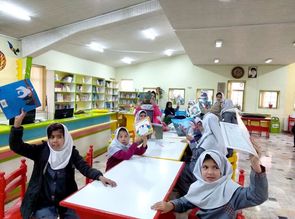 1370009-1 بازدید مدرسه استثنایی «ولایت» از مرکز فرهنگی فریمان