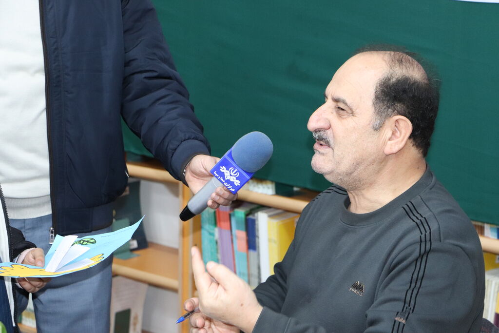 1370041-1 شعردرمانی واقعیت دارد؛برای نوشتن شعر خوب، باید خود را در دل اثر قرار داد