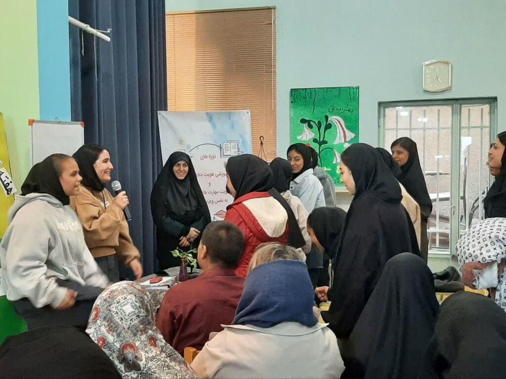 1370143-1 نشست دورهی آموزشی هویت دخترانه و تقویت مهارت های اعتماد به نفس و عزت نفس دختران