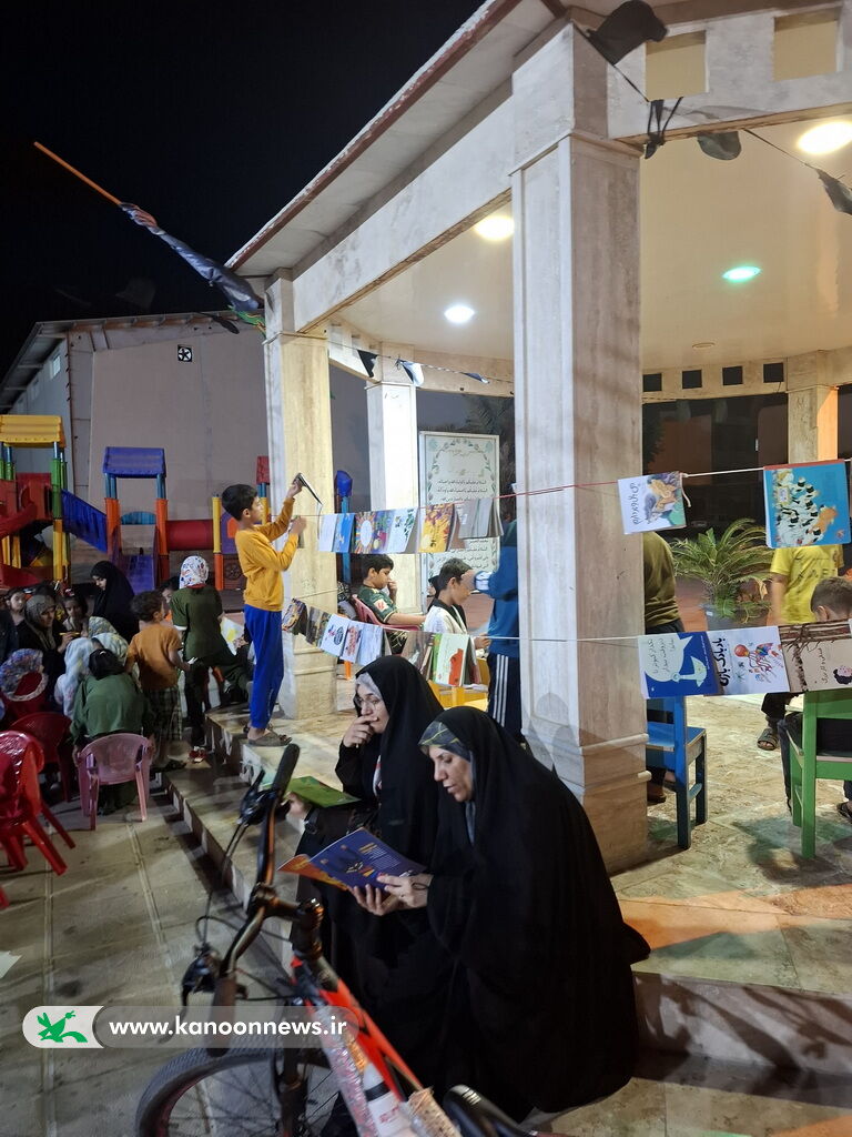 1370201-1 بچه های شهرک امام خمینی(ره) میزبان کتابخانه سیار شهری کانون بوشهر شدند