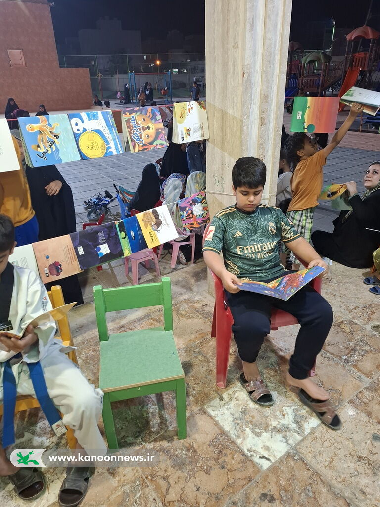 1370202-1 بچه های شهرک امام خمینی(ره) میزبان کتابخانه سیار شهری کانون بوشهر شدند