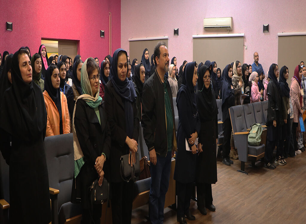 1370205-1 مربیام و برای شکفتن غنچهها میکوشم