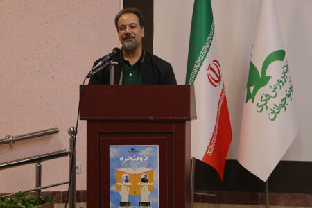 مربی‌ام و برای شکفتن غنچه‌ها می‌کوشم