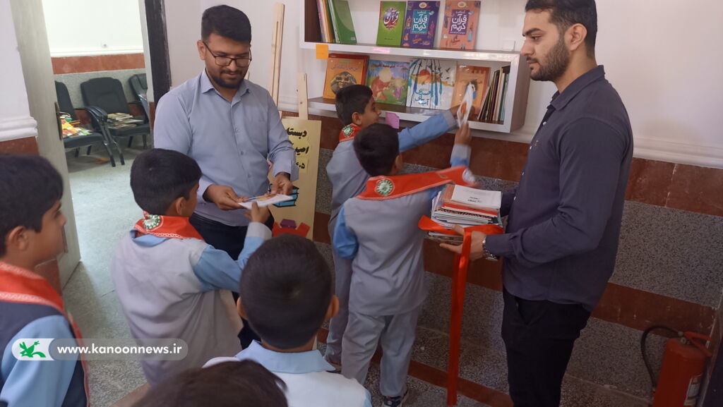 1370213-1 روز شاد کودکان باغک جنوبی در کنار کتابخانه سیار روستایی تنگستان