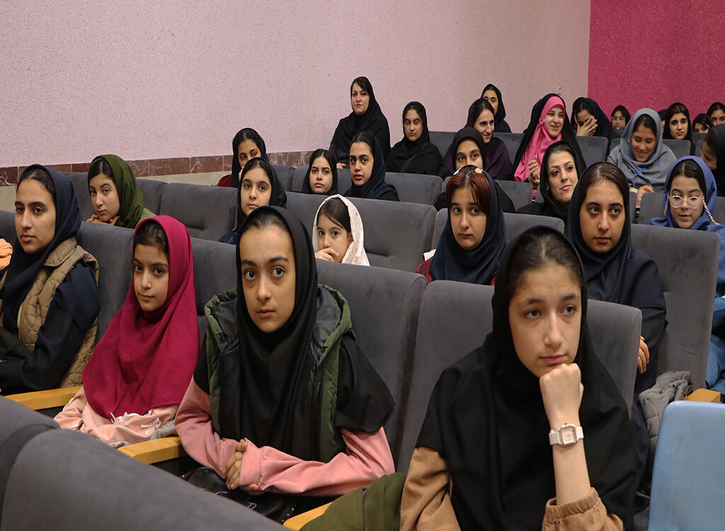 1370216-1 مربیام و برای شکفتن غنچهها میکوشم