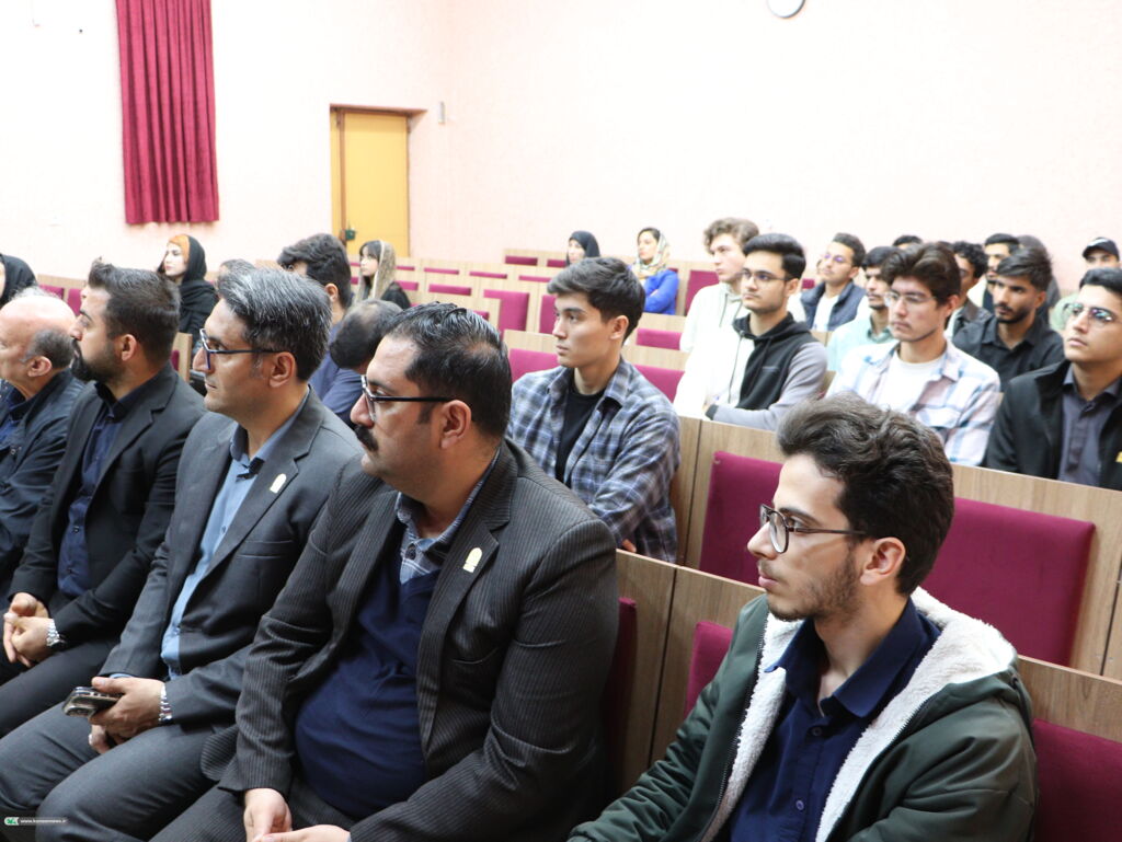 1370231-1 شعردرمانی واقعیت دارد؛برای نوشتن شعر خوب، باید خود را در دل اثر قرار داد