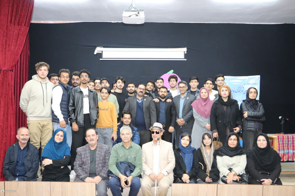 1370234-2 شعردرمانی واقعیت دارد؛برای نوشتن شعر خوب، باید خود را در دل اثر قرار داد