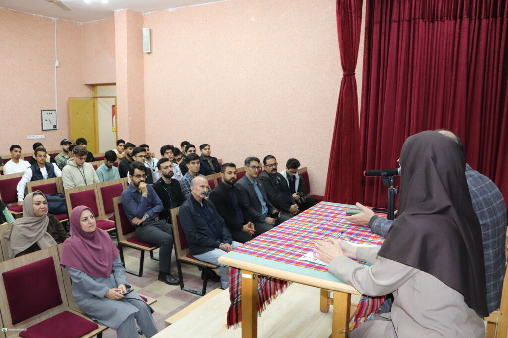 1370235-1 شعردرمانی واقعیت دارد؛برای نوشتن شعر خوب، باید خود را در دل اثر قرار داد