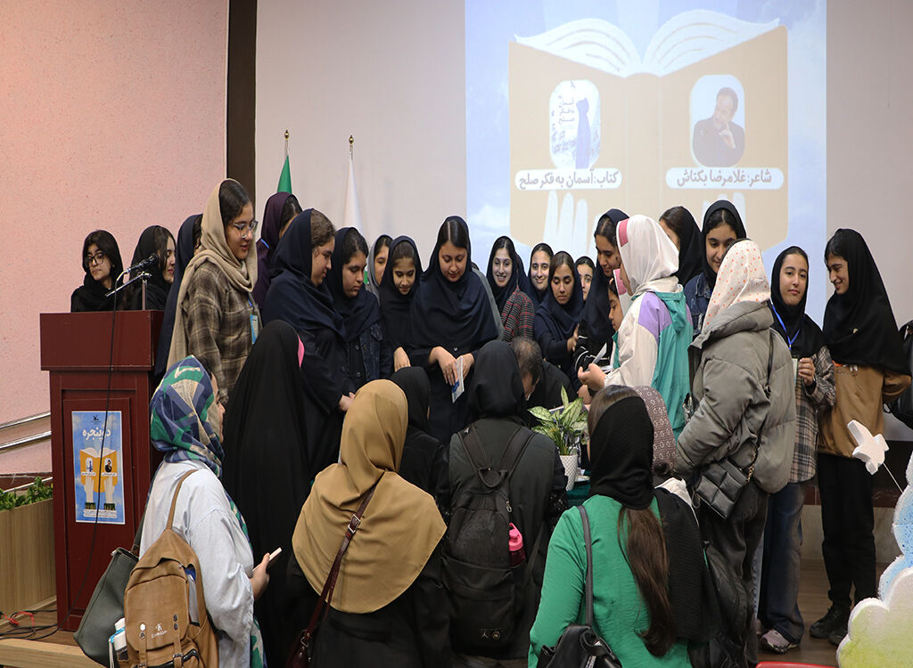 1370248-1 مربیام و برای شکفتن غنچهها میکوشم