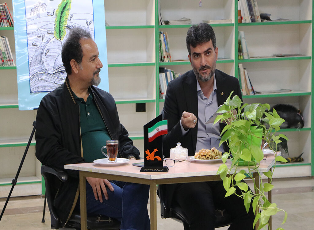 1370255-1 مربیام و برای شکفتن غنچهها میکوشم