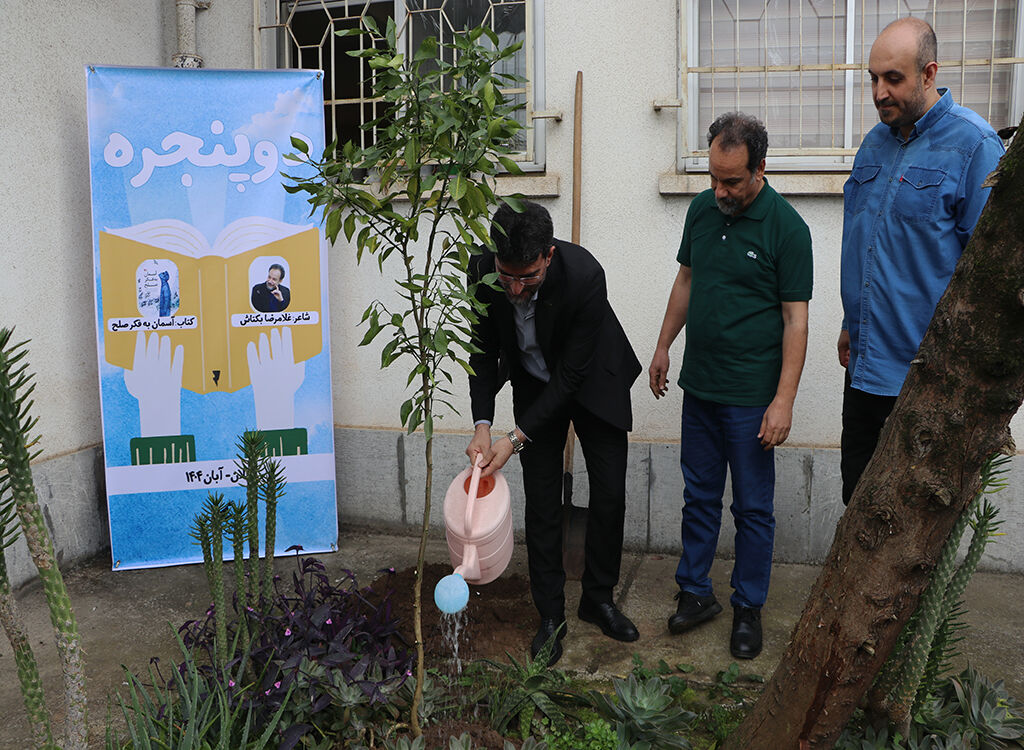 1370261-1 مربیام و برای شکفتن غنچهها میکوشم