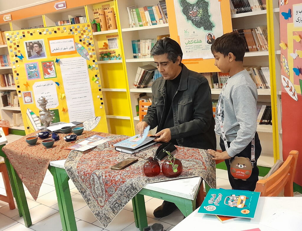 1370560-2 ویژهبرنامه هفته کتاب و کتابخوانی با حضور شهرام شفیعی در مرکز ۳۷ برگزار شد