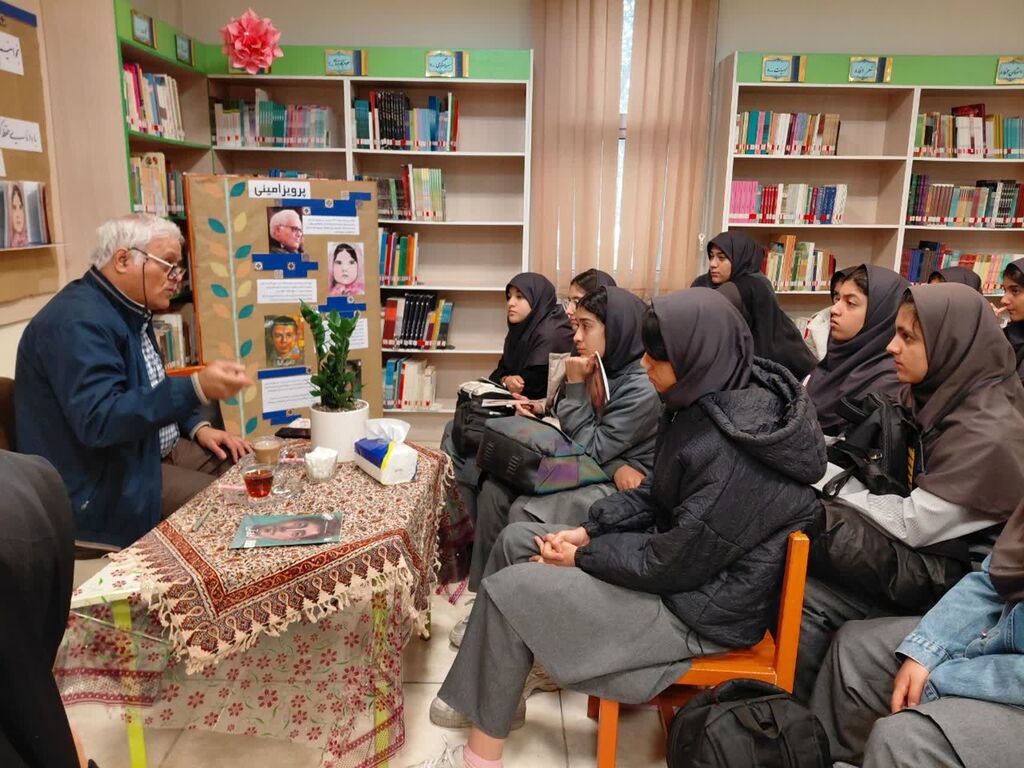 1370580-2 «نوجوانان مرکز ۳۱ در هفته کتابخوانی با پرویز امینی به دنیای نویسندگی قدم گذاشتند»