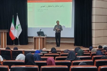 نشست باشگاه هنرهای نمایشی با محوریت نمایش‌نامه‌خوانی و رادیو نمایش