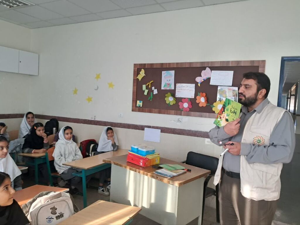 مربیان سیار کانون همدان در هفته کتاب؛ سفر به دل روستاها با کوله‌باری از کتاب و قصه