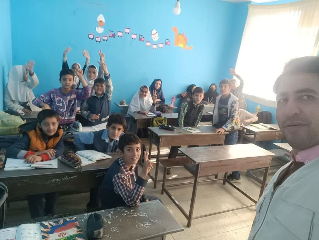 مربیان سیار کانون همدان در هفته کتاب؛ سفر به دل روستاها با کوله‌باری از کتاب و قصه