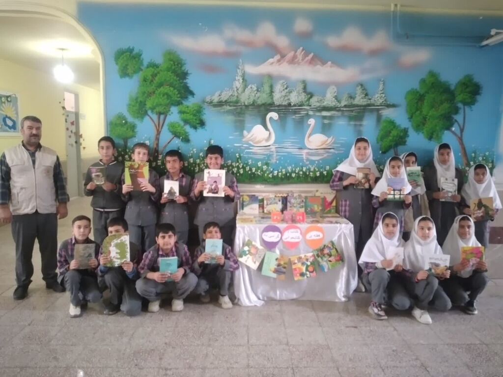 مربیان سیار کانون همدان در هفته کتاب؛ سفر به دل روستاها با کوله‌باری از کتاب و قصه