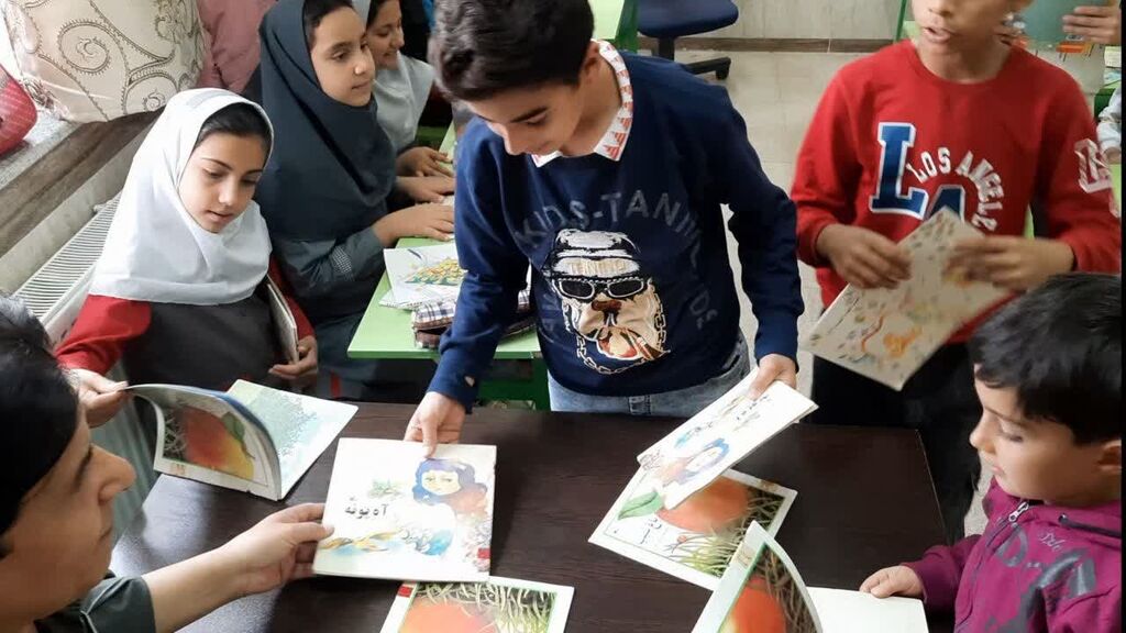 مربیان سیار کانون همدان در هفته کتاب؛ سفر به دل روستاها با کوله‌باری از کتاب و قصه