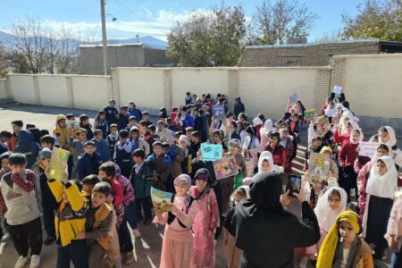 مربیان سیار کانون همدان در هفته کتاب؛ سفر به دل روستاها با کوله‌باری از کتاب و قصه