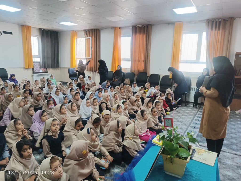 مربیان مرکز ۵ مشهد میهمان دانش‌آموزان در هفته کتاب