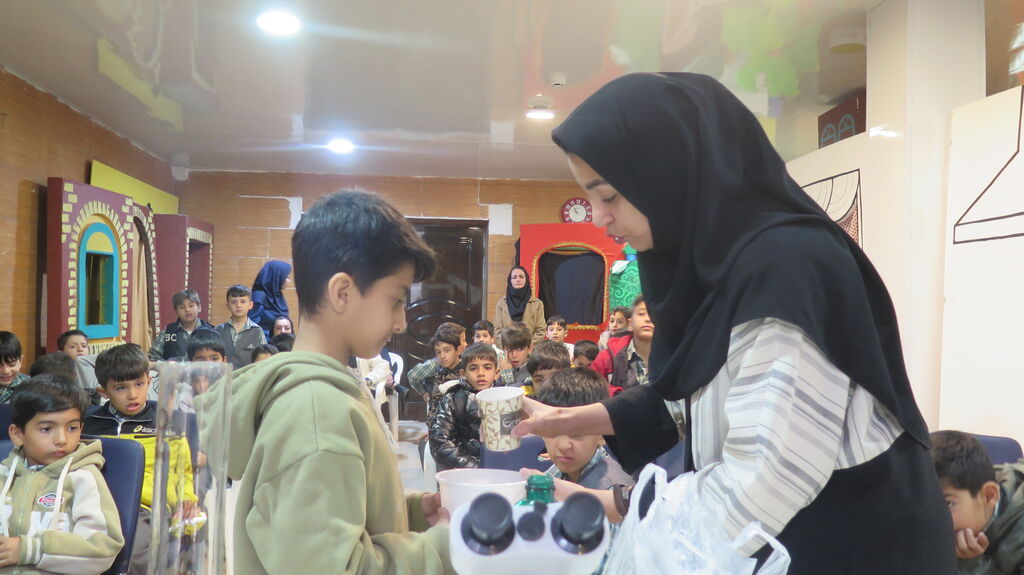 1370879-1 بازار گرم کارگاههای نجوم و زیستشناسی کانون استان قزوین در هفته ترویج علم و هفته کتاب