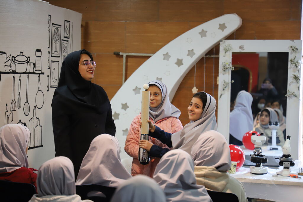 1370880-1 بازار گرم کارگاههای نجوم و زیستشناسی کانون استان قزوین در هفته ترویج علم و هفته کتاب