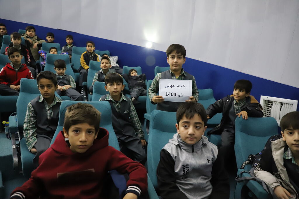 1370882-1 بازار گرم کارگاههای نجوم و زیستشناسی کانون استان قزوین در هفته ترویج علم و هفته کتاب