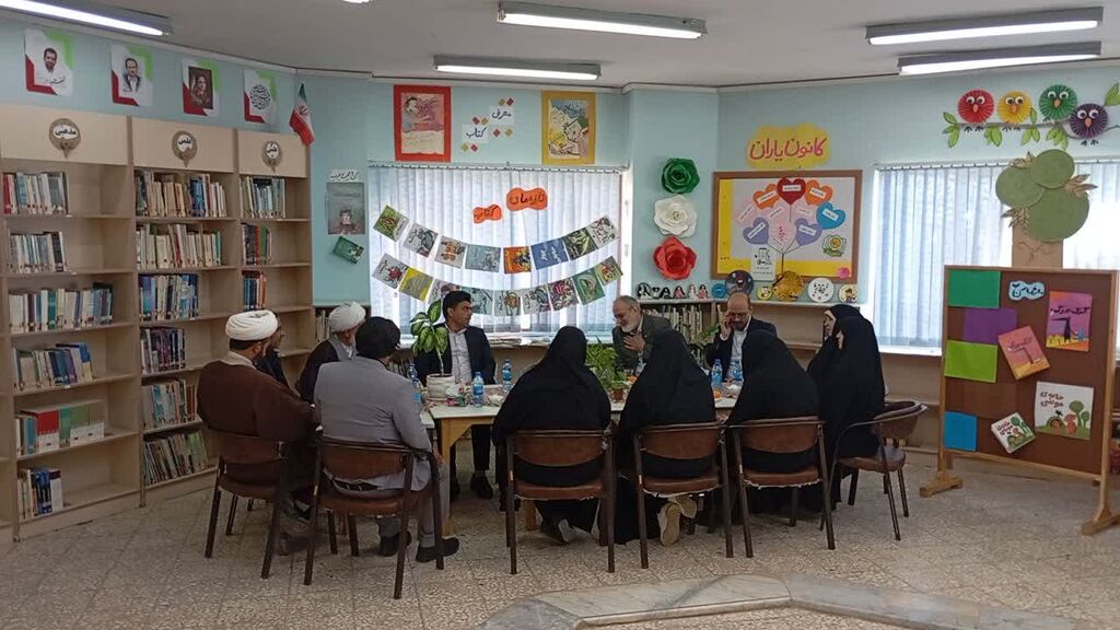 1370889-1 بازدید معاون تولید کانون پرورش فکری از مرکز فرهنگی و هنری بیارجمند