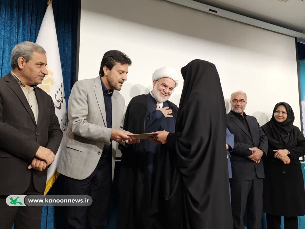 1370893 مراسم تقدیر از کودکان و نوجوانان کتابخوان در کتابخانه امام خامنهای (مدظله العالی) شهر سنندج