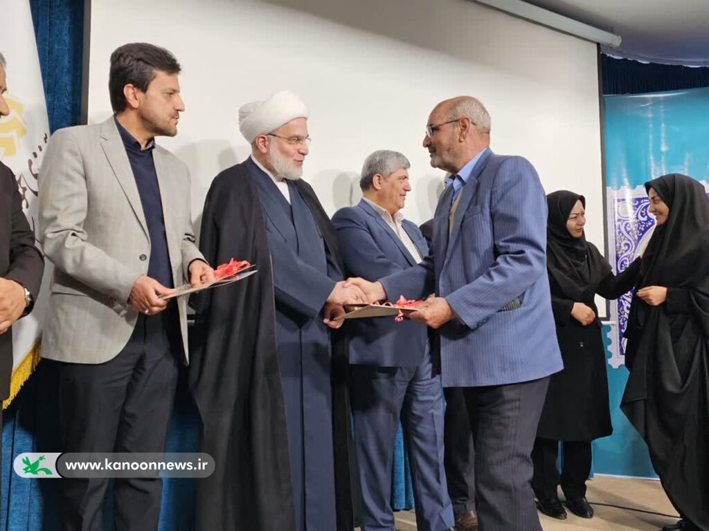 1370894 مراسم تقدیر از کودکان و نوجوانان کتابخوان در کتابخانه امام خامنهای (مدظله العالی) شهر سنندج