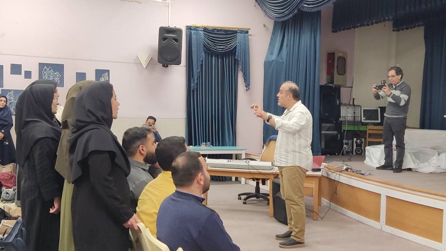 1370930-1 کارگاه آموزش سرود در مرکز آموزش کانون استان اصفهان برگزار گردید