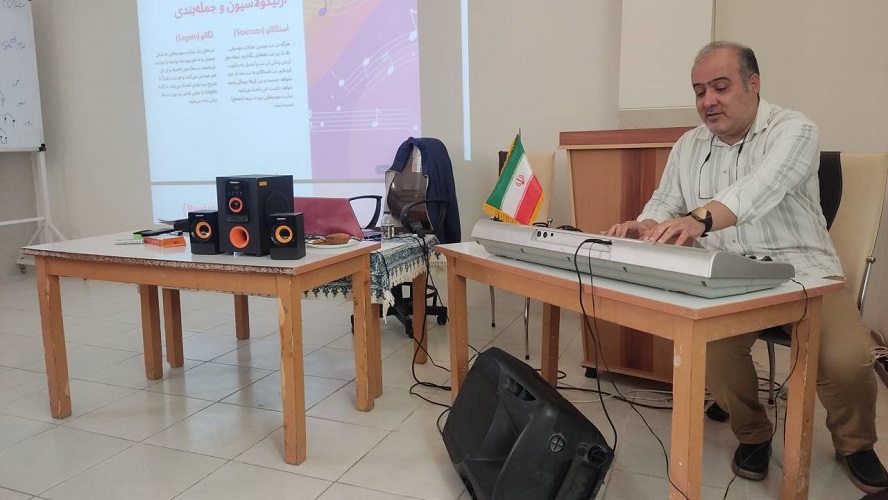 1370931-1 کارگاه آموزش سرود در مرکز آموزش کانون استان اصفهان برگزار گردید